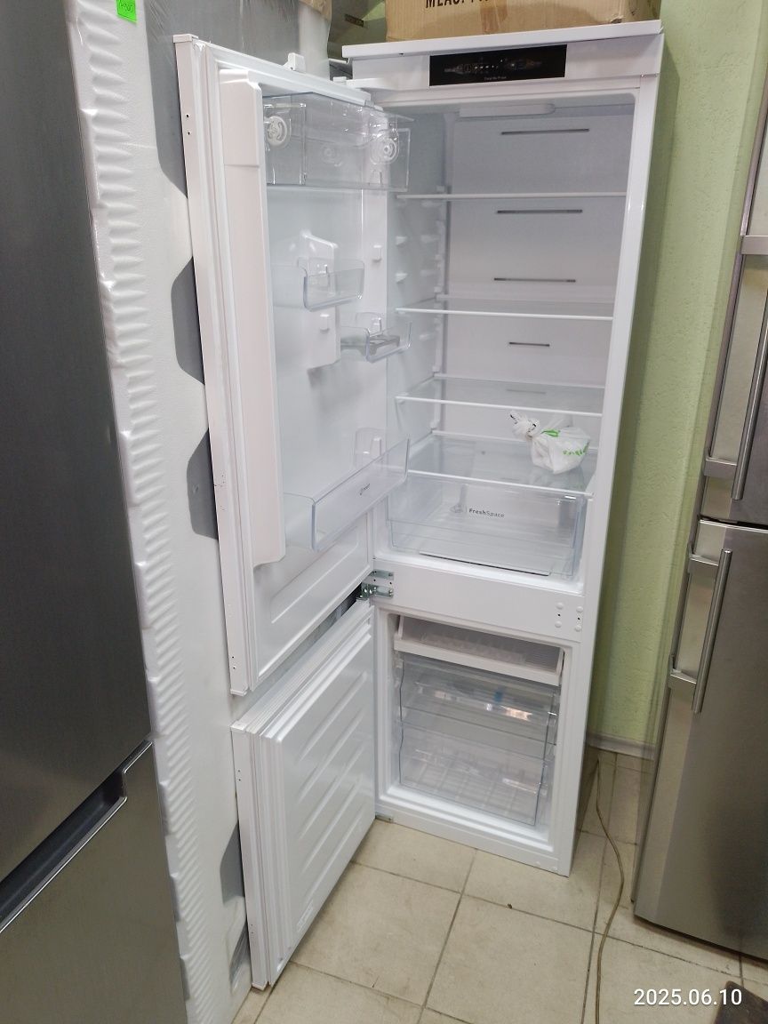 Холодильник вбудований Indesit INC18T311, висота 177.7 см, NoFrost