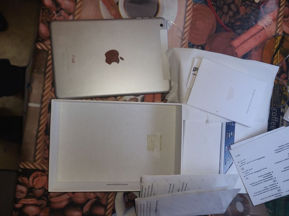 IPad mini з коробкою та документами