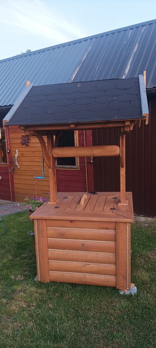 Huśtawka i studnia ogrodowa