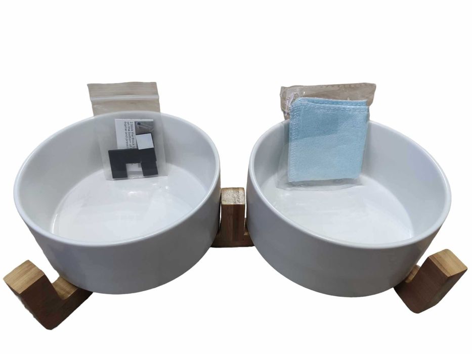 Zestaw misek białych ceramicznych na bambusowej podstawce