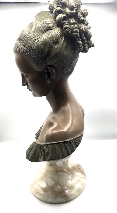 Busto em marmore e resina