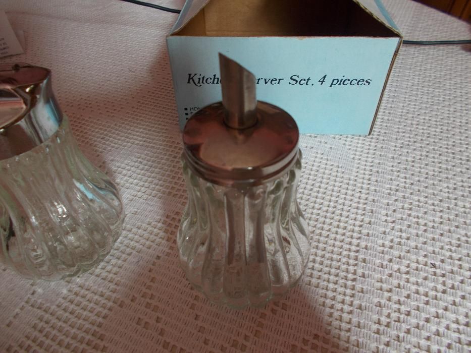 Jarro para mel,açucareiro,saleiro e pimenteiro