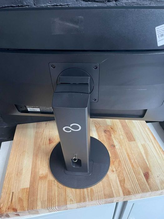 Fujitsu 24 дюйми B24 8 TS Pro для роботи є кількість