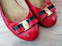 Czerwone lakierowane buty damskie na niskim koturnie  Badura 40