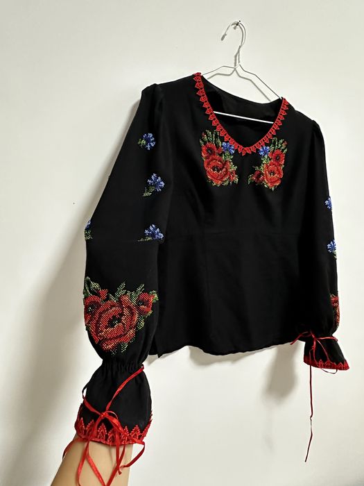 Чорна вишита бісером сорочка чорна вишиванка бісером
