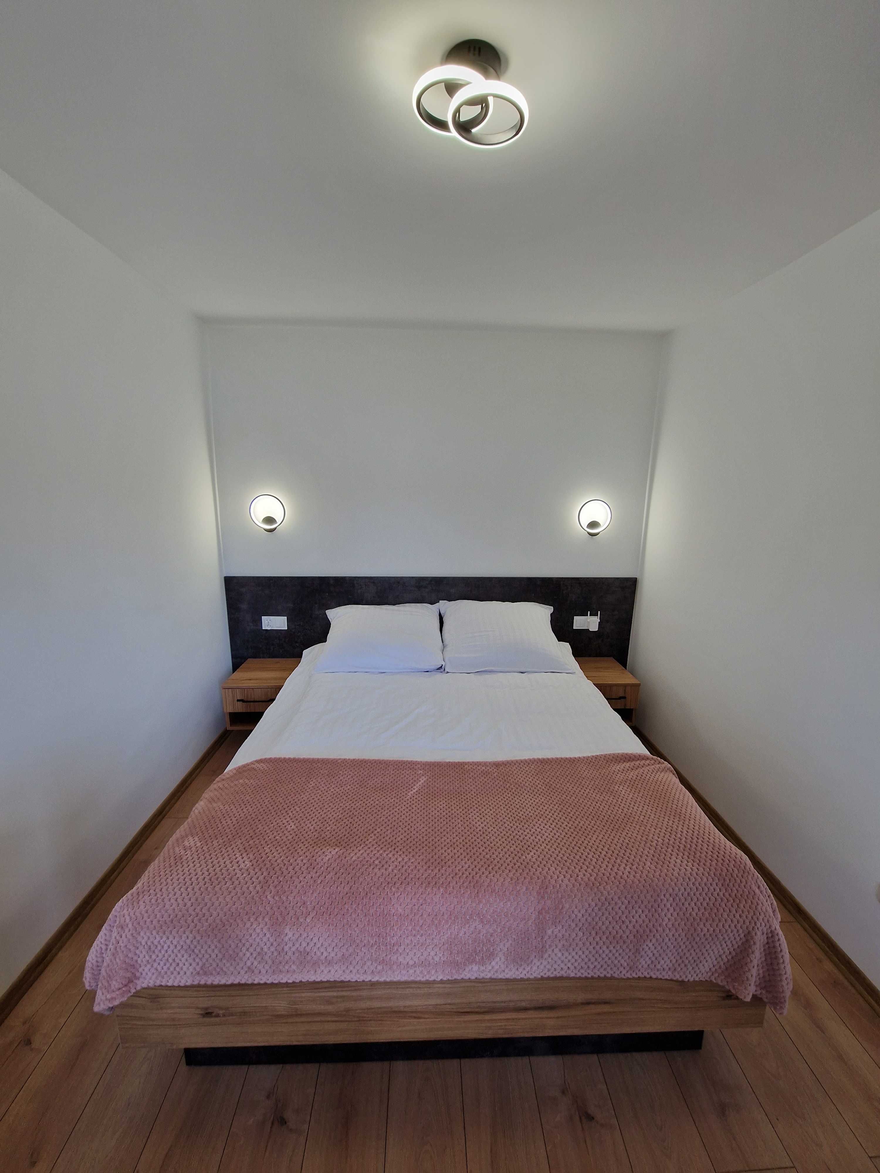 Komfortowy pokój dwuosobowy z sypialnia