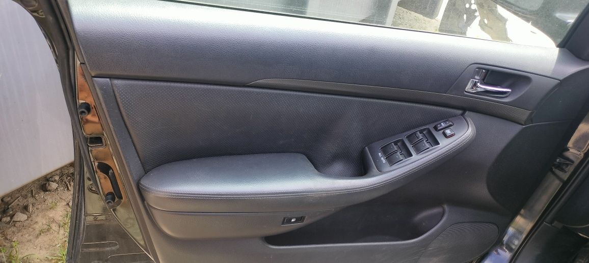 Boczki tapicerka drzwi Toyota Avensis T25 kombi