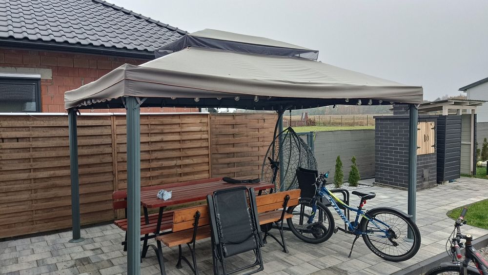 Altana ogrodowa z konstytucją aluminium