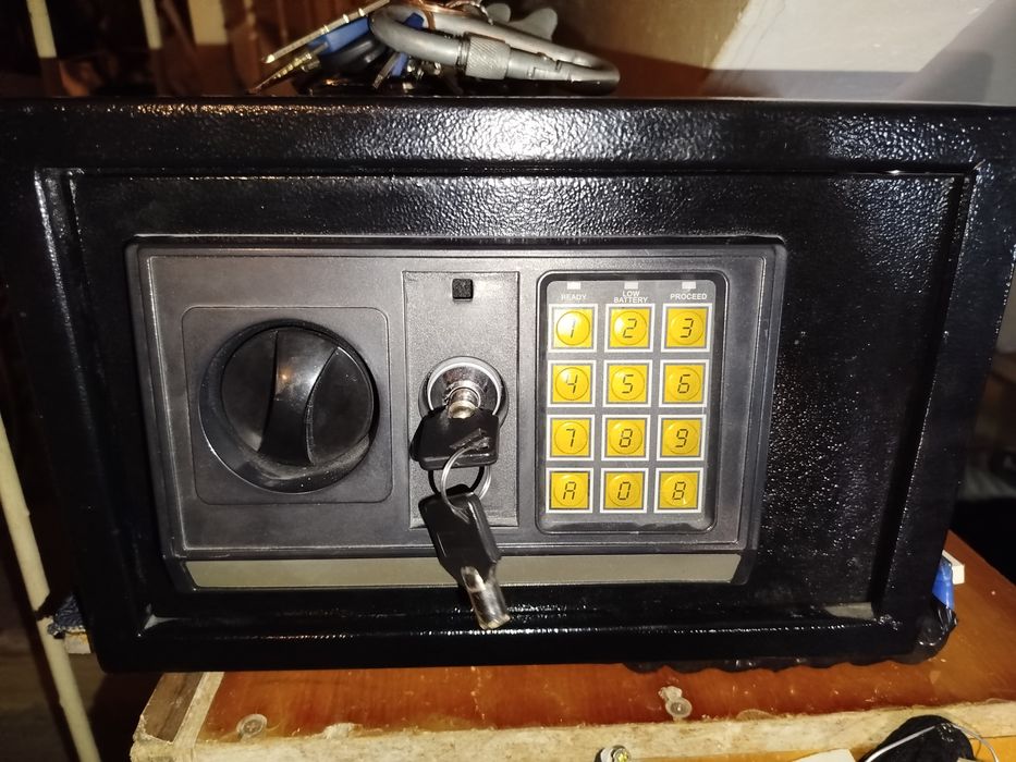 Домашній сейф з електронним замком