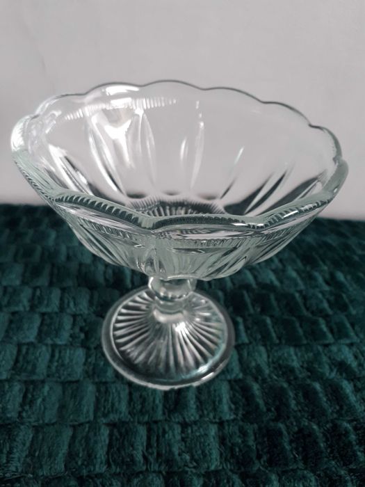 Szklana cukiernica cukierniczka na nóżce wys. 14cm