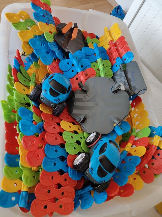 Elastyczny tor samochodowy dla dzieci 2 duże komplety z 3 samochodami