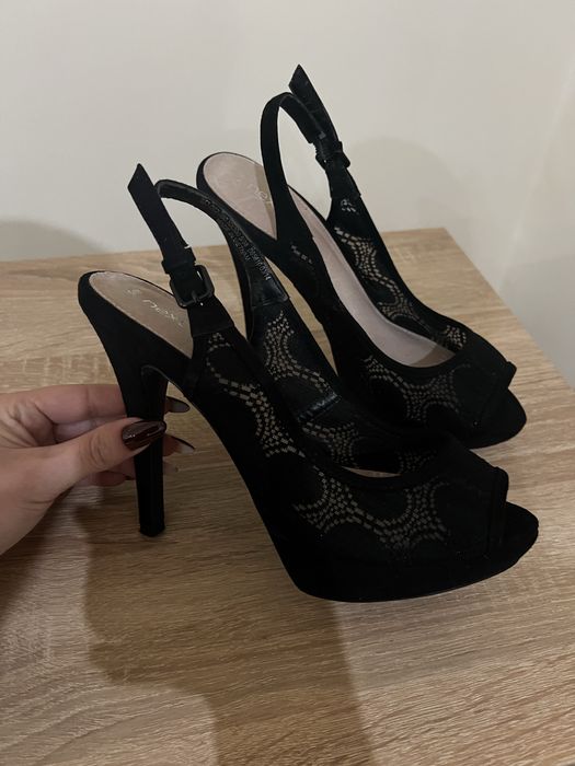 Czarne buty na obcasie