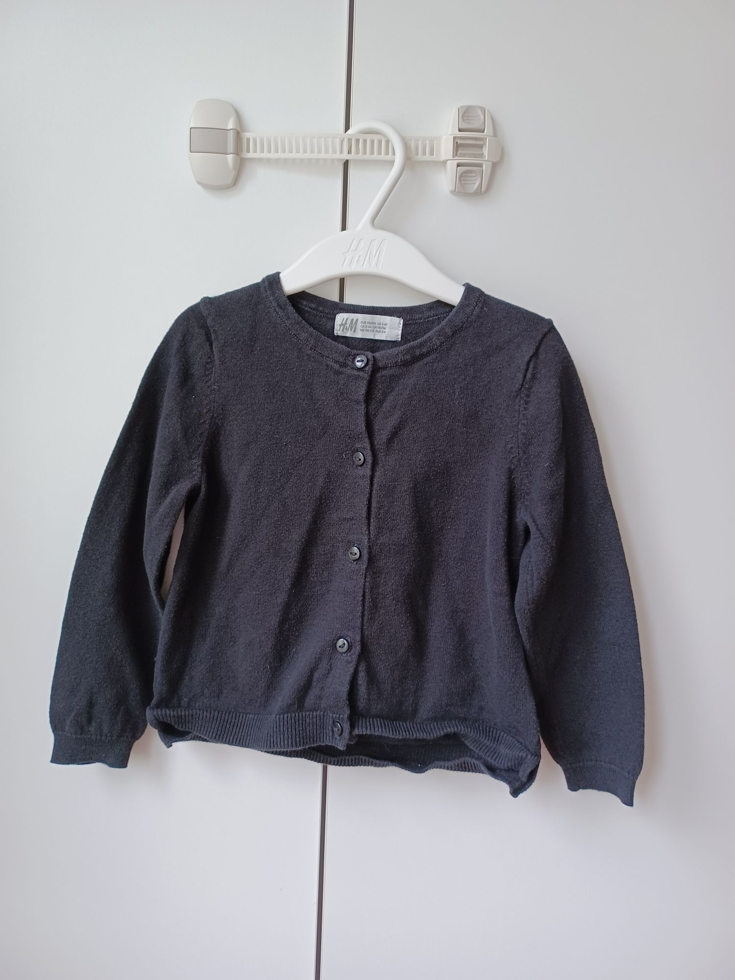 Czarny sweter dziewczęcy 98/104 h&m