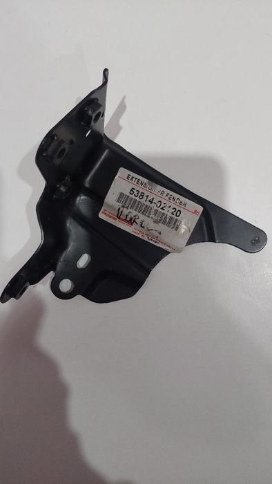 Toyota Corolla E18 13-18 uchwyt fartuch blotnik przód L