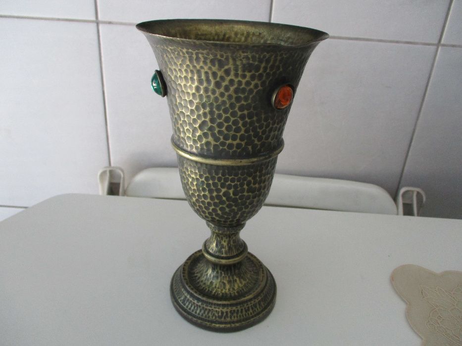 Jarra antiga em latão martelado /estanho? Peça decorativa de mesa 21cm