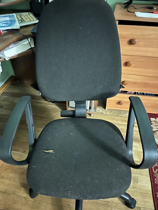 Офісний стілець,чорний на ножках