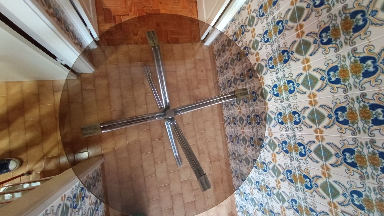 Mesa de vidro redonda estrutura em aço cromado e 5 cadeiras