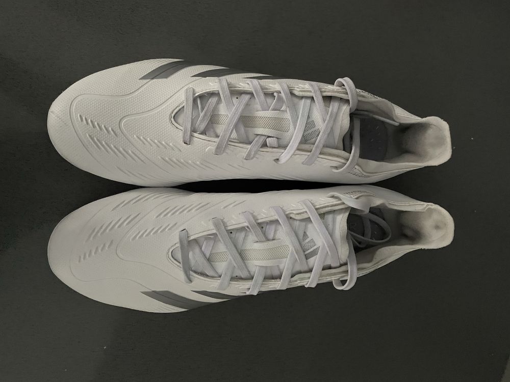 Chuteiras Adidas Predator Academy Brancas – usado uma vez sem etiqueta