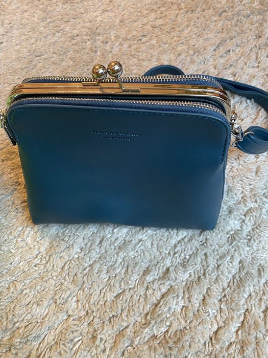 Продаю нову красиву сумочку з фурнітурою.