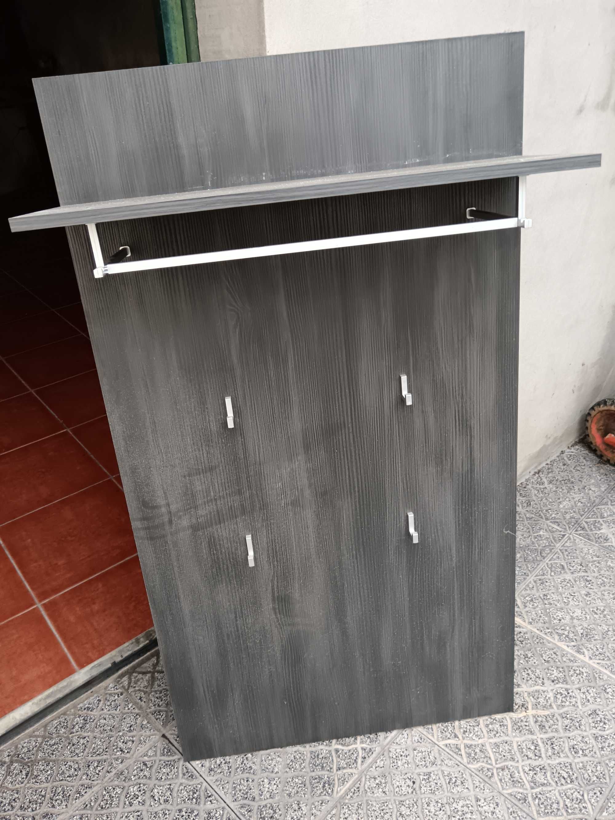 Estante com cabides