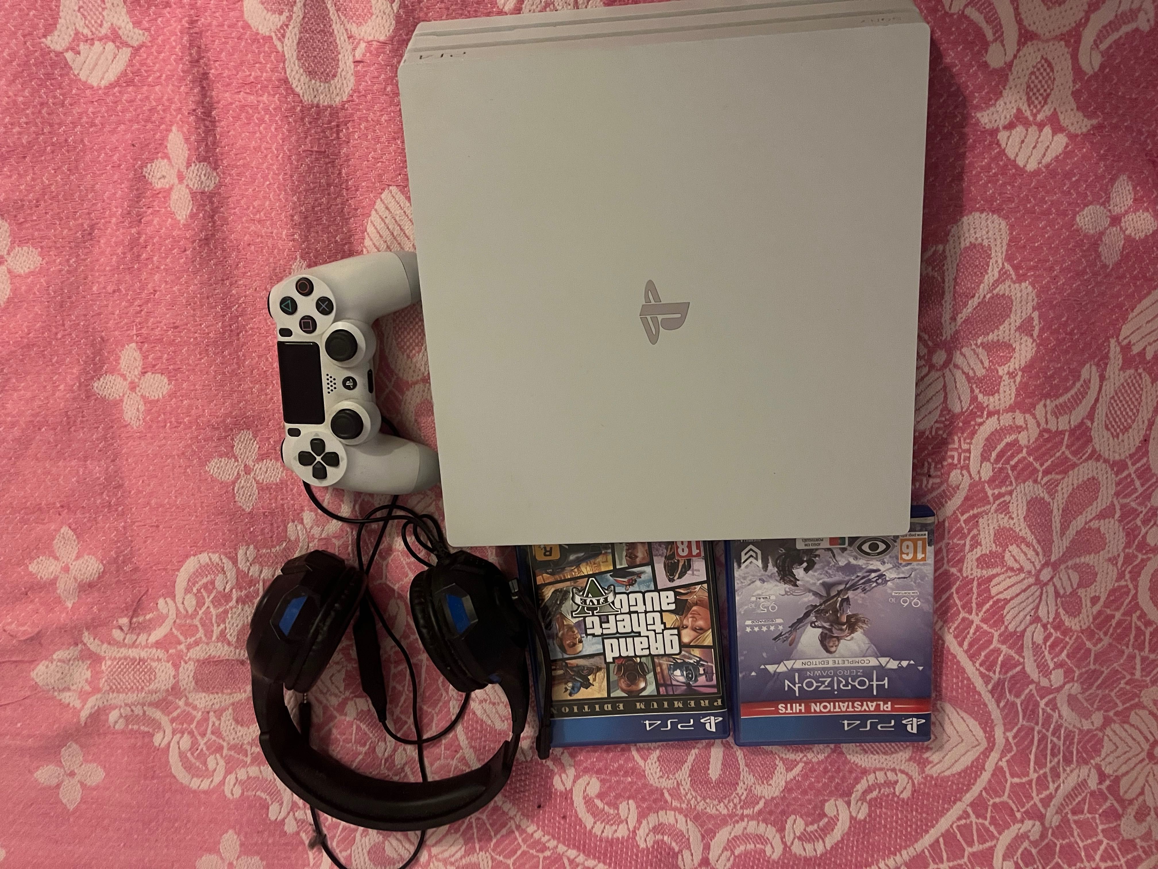 PS4 Pro 1TB 4K auscultadores e dois jogos