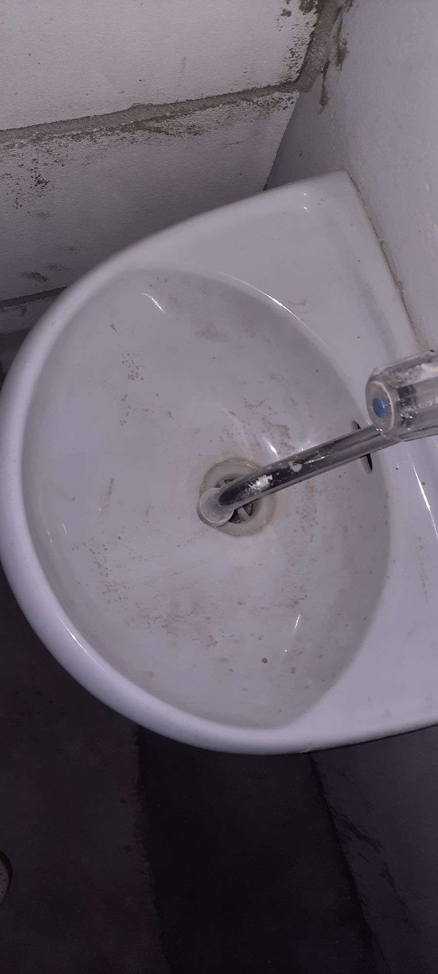 Umywalka lazienkowa plus bateria