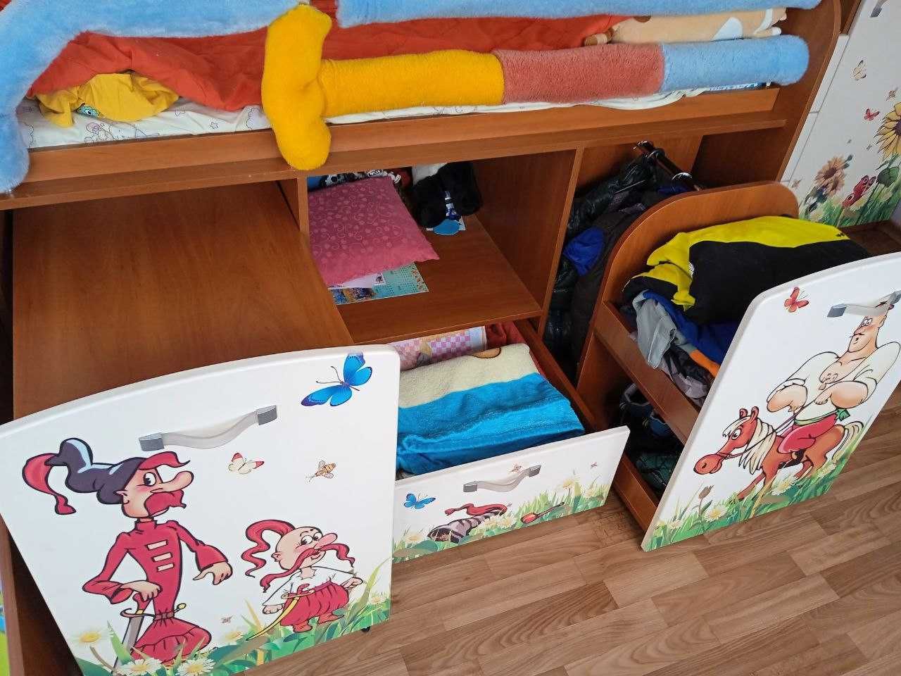 Дитяче ліжко з гіркою, сходами, столом та місцем для зберігання речей