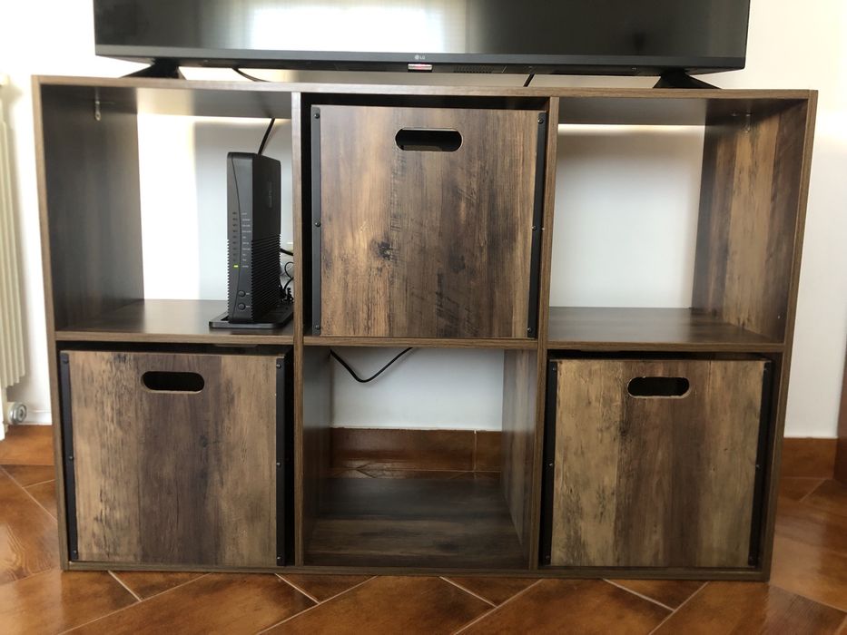 Estante castanho escuro com pormenores em ferro preto