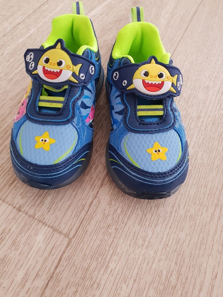Дитяче нове взуття