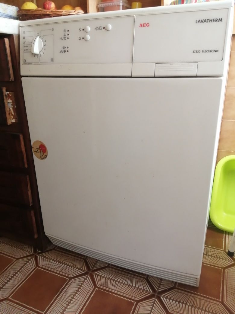 Máquina de secar roupa AEG 57320 electronic