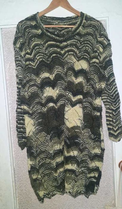 В'язаний жіночий одяг та шарфи