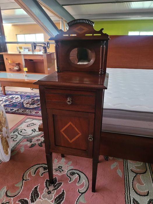 Mesa de cabeceira antiga em óptimo estado geral