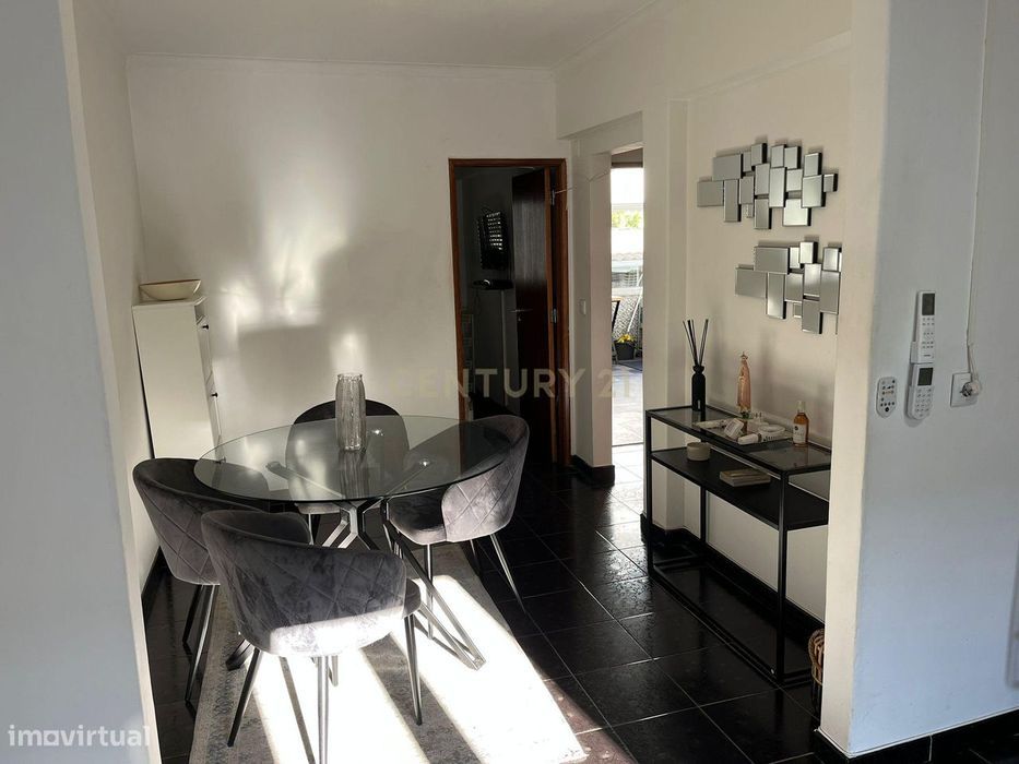 Apartamento Renovado T2 com Varandas no Feijó para arrendamento