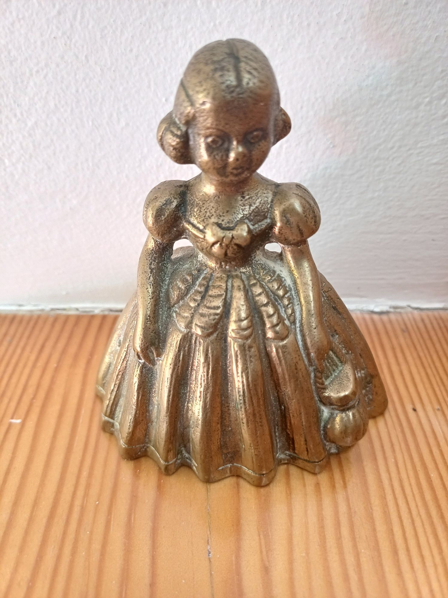 Campainha antiga em cobre em forma de menina