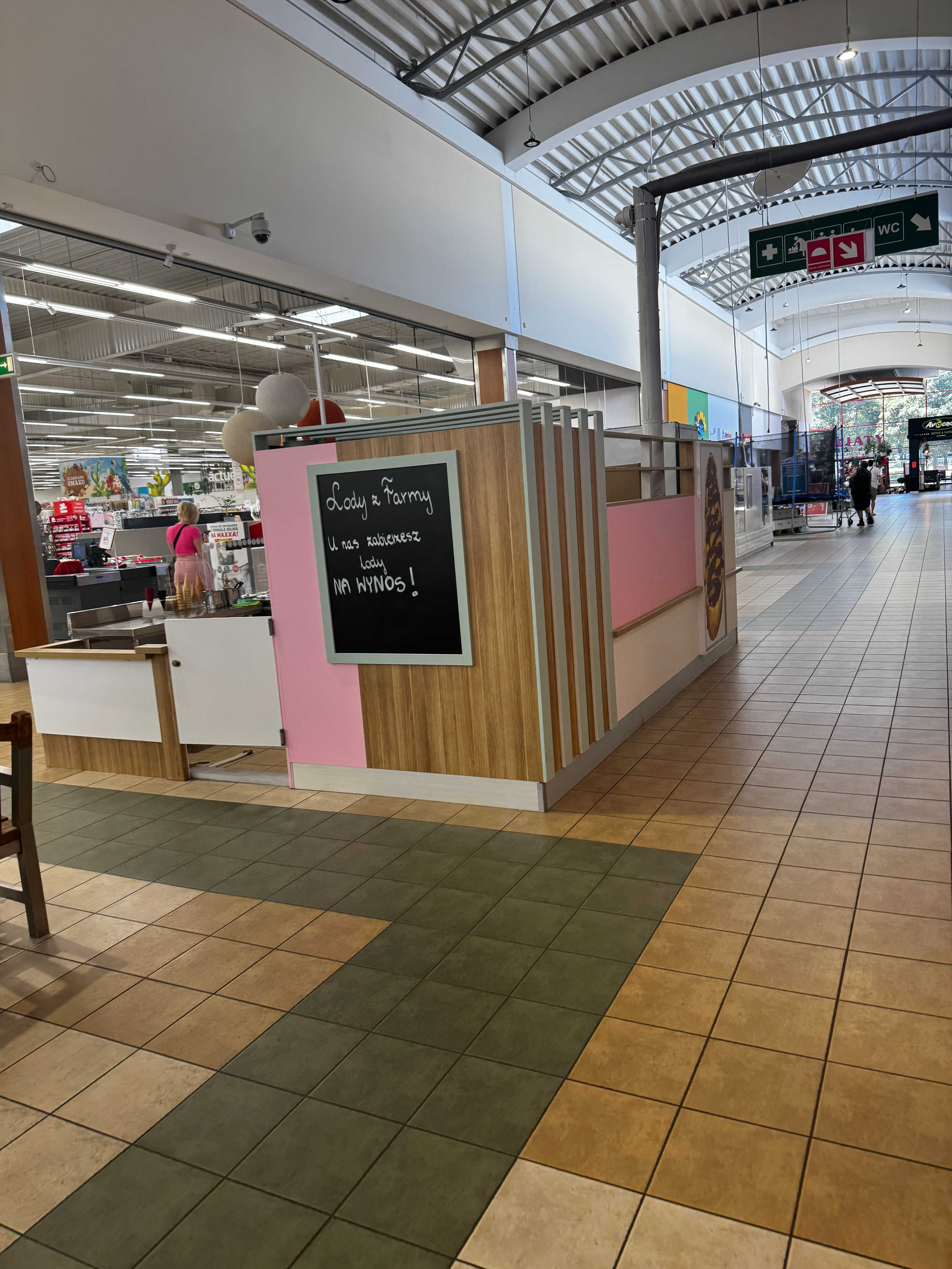 Wyspa handlowa - działający biznes - sklep Auchan