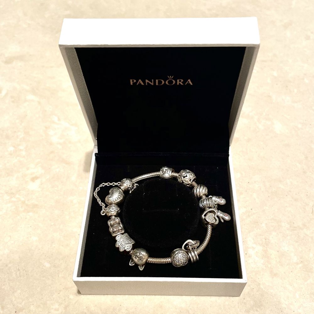 Bransoletka Pandora z charmsami, klipsami i łańcuszkiem