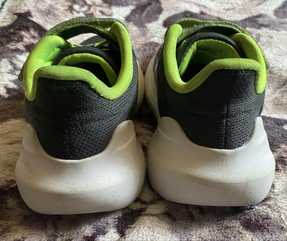 Кровіски Adidas 35 р б/в
