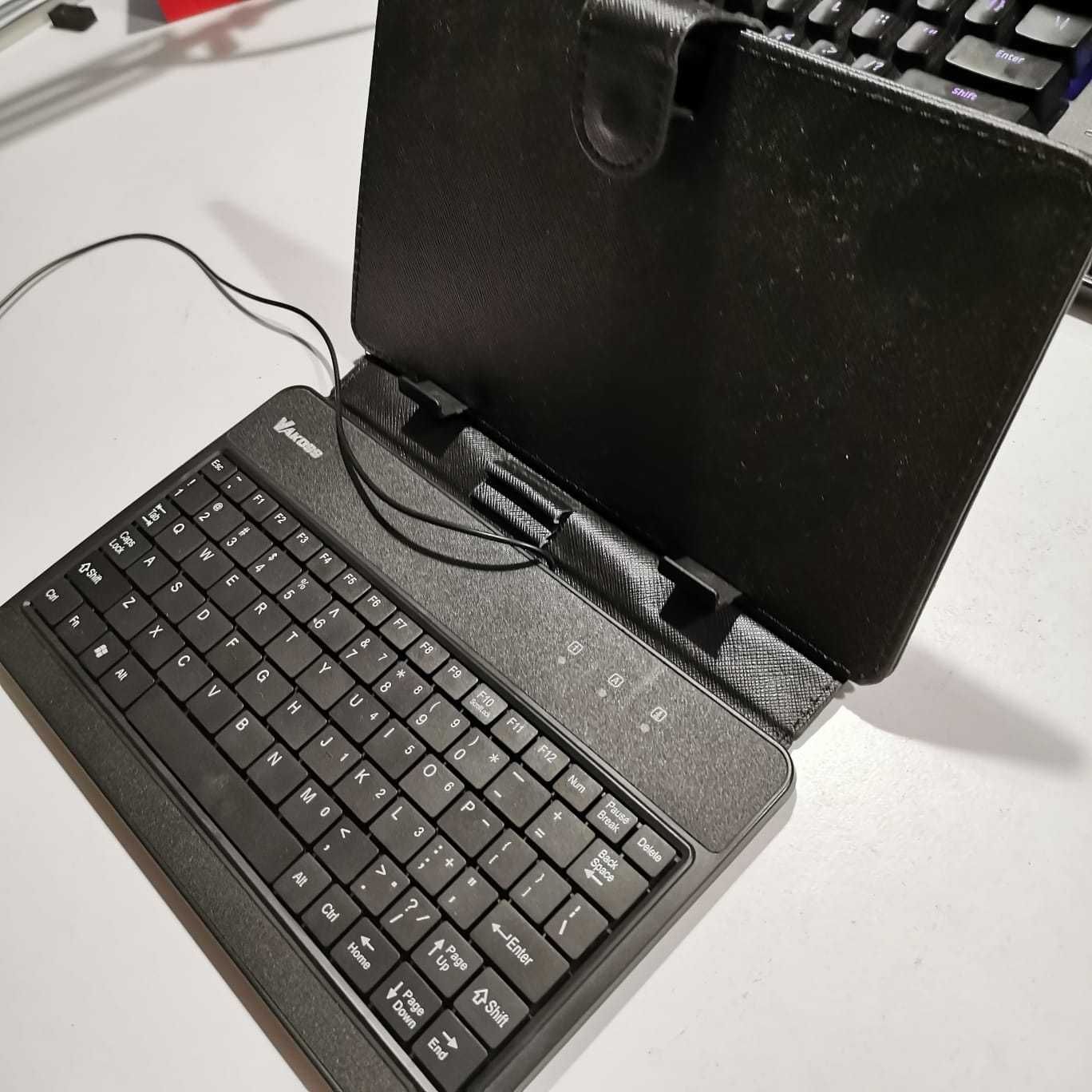 Pokrowiec na tablet z wbudowaną klawiaturą