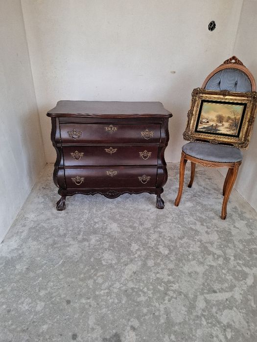 Komoda brzuchatka na lwich nogach