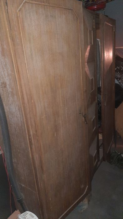 Roupeiro antigo. Madeira maciça