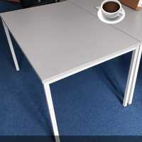 Stół jak z Ikei. Solidne masywne biurko.