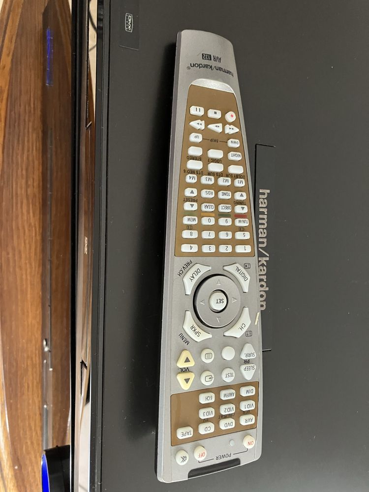 Harman Kardon amplituner AVR 138 i DVD 28