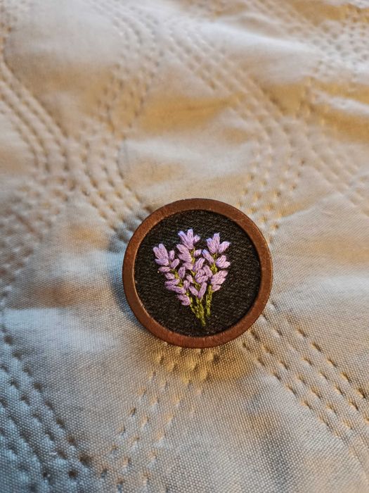 Haftowana broszka z lawendą