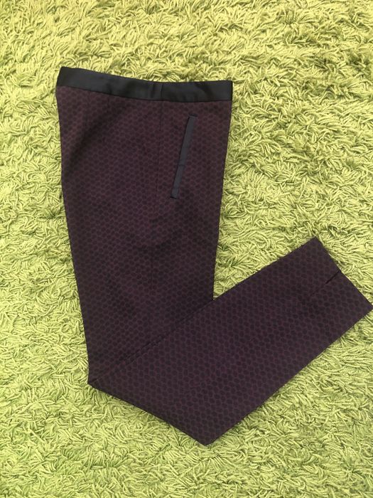 Стильні вкорочені жакардові брюки.