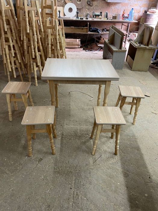 Кухонний комплект стіл і 4 стільці, табуретки