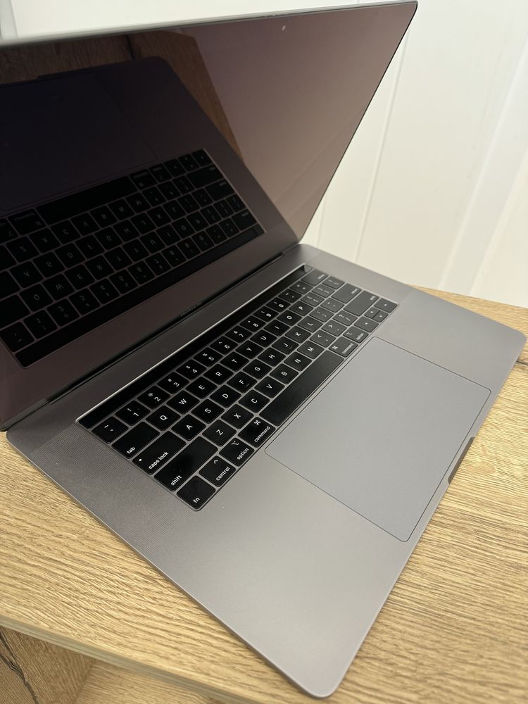 Macbook Pro 15 I7 16/512GB Radeon 560X 4GB Touchbar