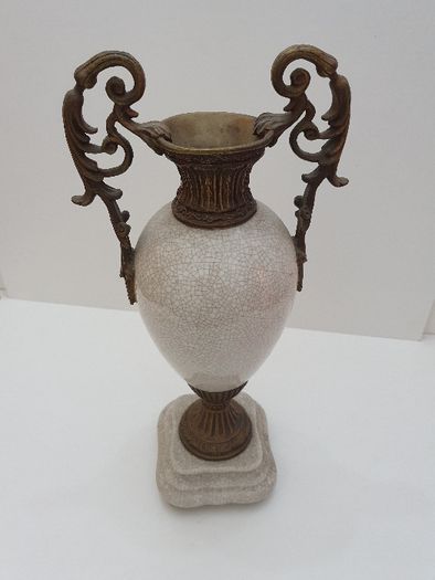 Vaso em cerâmica e metal antigo