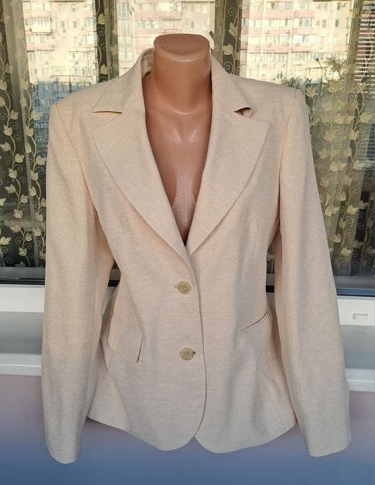 Світлий святковий бежевий жіночій піджак жакет