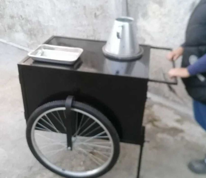 Carrinho com assador de castanhas revestido a argila