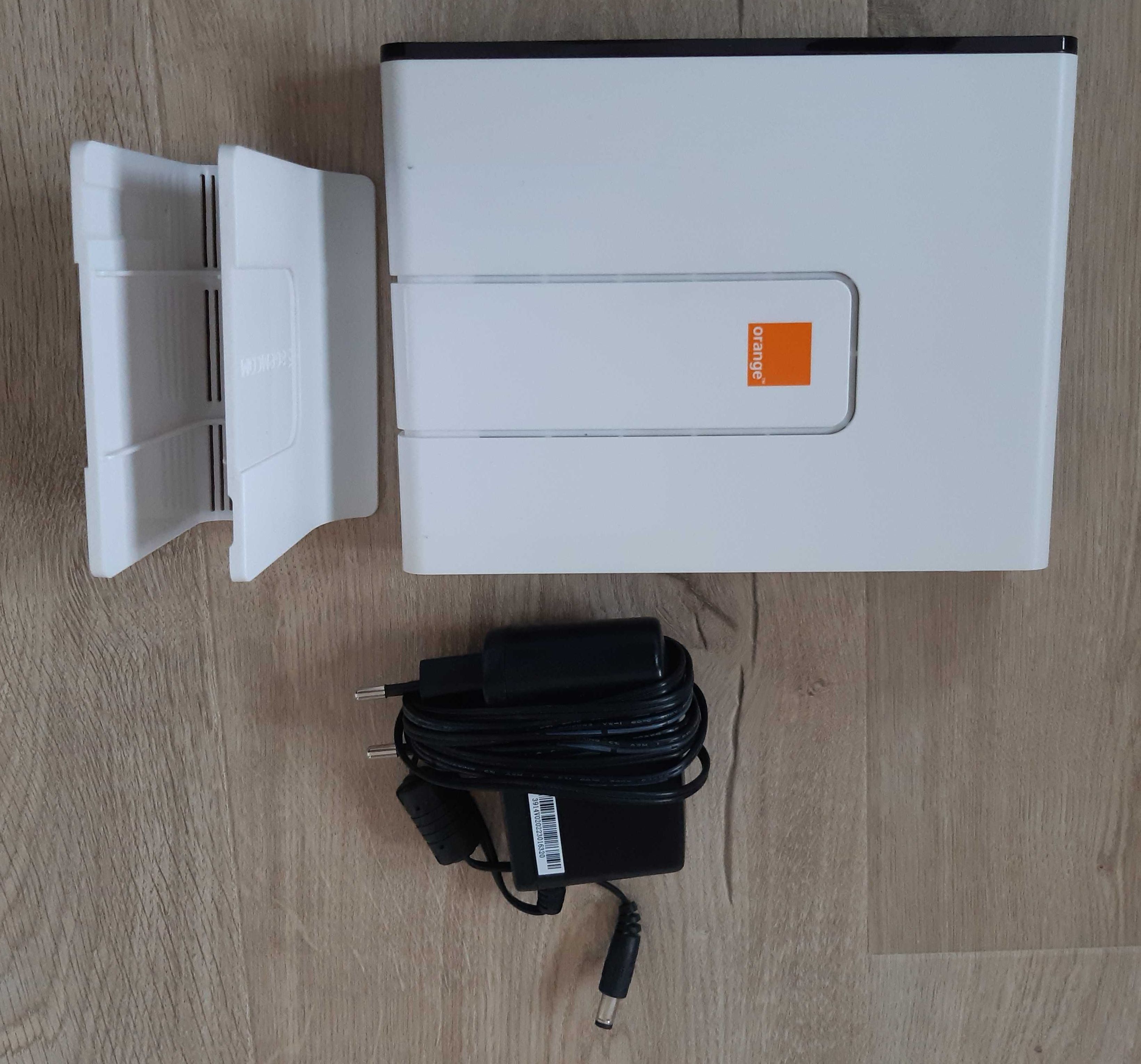 Router Cisco Linksys model WAG120N, oraz router Sagem Fast 2704 Orange